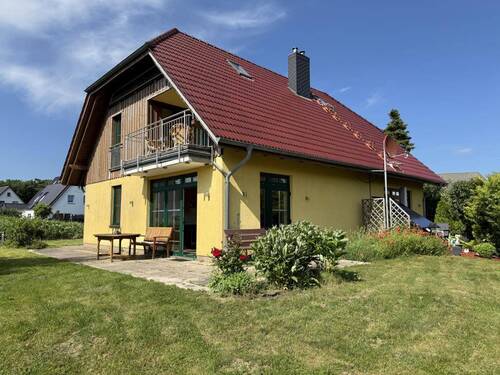 Hausansicht mit Terrasse - 7 Zimmer Einfamilienhaus in Born a. Darß
