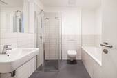 Modernes Bad mit Wanne und separater Dusche - Etagenwohnung mit 57,00 m² in Berlin zum Kaufen