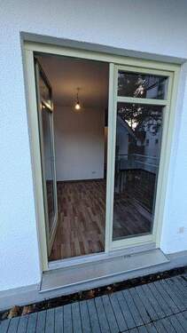 Blick vom Balkon ins Wohnzimmer.jpg - 