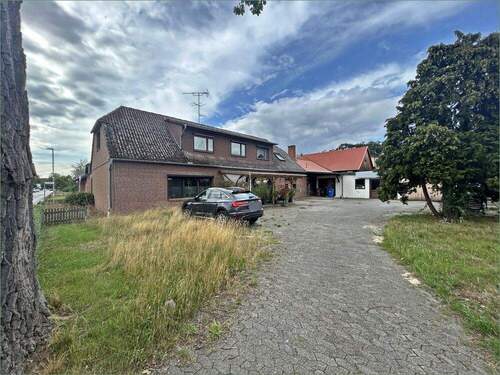 Auffahrt - 9 Zimmer Mehrfamilienhaus, Wohnhaus in Müden (Aller) / Flettmar