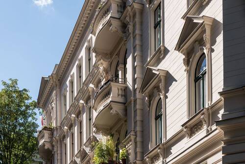 Außenansicht - Komfortabel Wohnen im Berliner Baudenkmal: Topsanierte Altbauwohnung mit Balkon