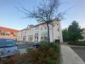 Blick zum Haus - Wurzen* geräumige 3 Zimmer-Wohnung * Laminat* Tageslichtbad Balkon