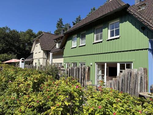 Hausansicht mit Terrasse - Ferien-Reihenhaus - mit Kaminofen und Fahrradschuppen