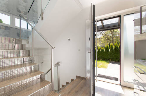 Moderner Eingangsbereich im Hinterhaus - 