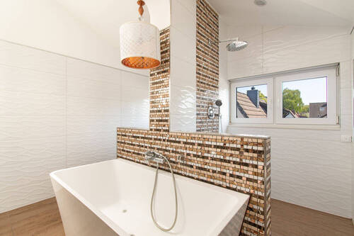 Luxuriöses Vollbad im Vorderhaus - 