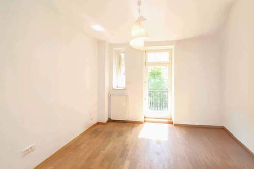 Wohnzimmer - Etagenwohnung mit 70,20 m&sup2; in München zum Kaufen