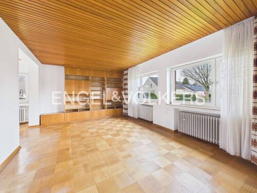 Großzügiges Wohnzimmer - 