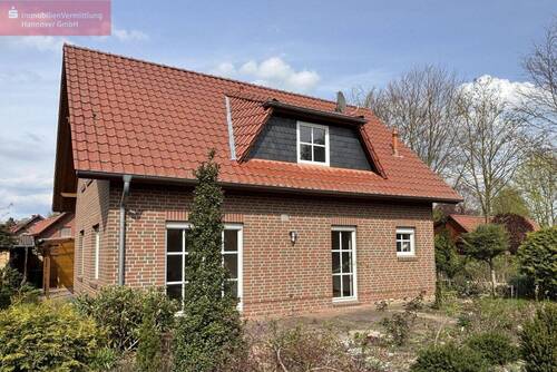 Gartenansicht - Charmantes Einfamilienhaus mit schönem Garten