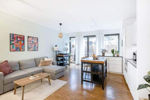 Wohnzimmer mit Terrassenzugang - Neubau mit echtem City-Vibe im Herzen Berlins