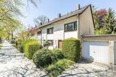 Haus- und Garagenansicht - 5 Zimmer Reihenendhaus in München