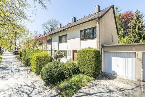 Haus- und Garagenansicht - 5 Zimmer Reihenendhaus in München
