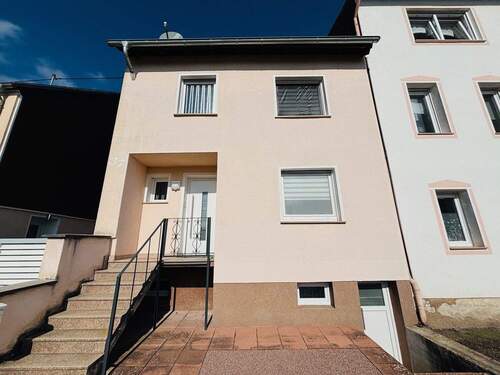 Vorderansicht Eingang - Großzügige Doppelhaushälfte (1-2 Familienhaus) in ruhiger Lage