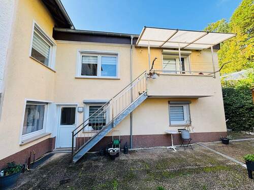 Terrassenbereich mit Zugang zur Küche - 7 Zimmer Doppelhaushälfte zum Kaufen in Spiesen-Elversberg