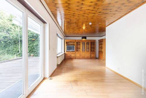 Wohnzimmer mit Terrassenzugang - Terrassenwohnung mit 84,40 m&sup2; in München zum Kaufen