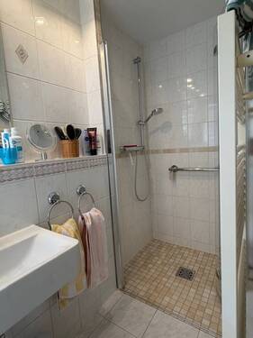 Bad Wohnhaus links Erdgeschoss - 