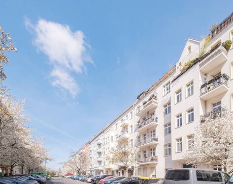 Hausansicht mit Blick in die Straße - 