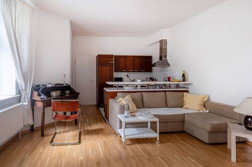 Wohnbereich mit Blick zur Küche - 2 Zimmer Etagenwohnung zum Kaufen in Berlin