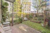 Terrasse mit Blick in den Gemeinschaftsgarten - 