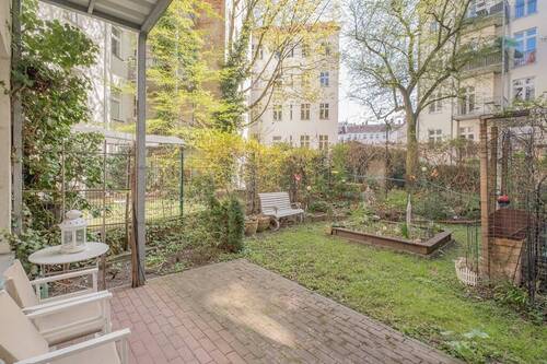 Terrasse mit Blick in den Gemeinschaftsgarten - 