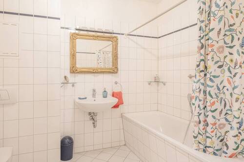 Bad mit Wanne - 
