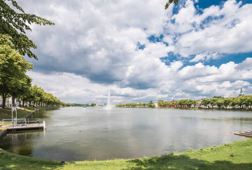 Auf dem Pfaffenteich mit Fontaine in der Saison - Eigentumswohnung am Pfaffenteich