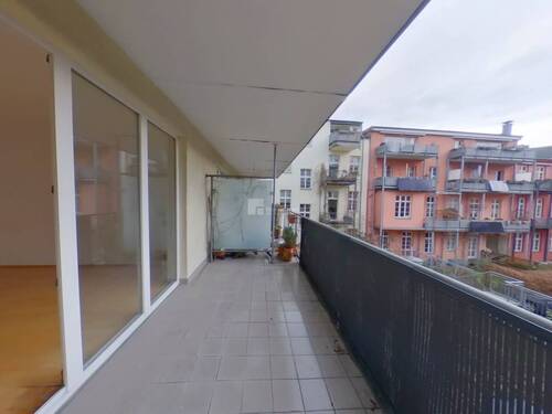 Der große Balkon vom Wohn-/ Esszimmergesehen - 