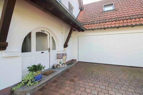 Eingangsbereich mit Doppelgarage - 