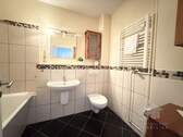 Bad mit Wanne und Handtuchheizkörper - 