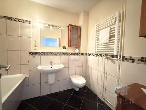 Bad mit Wanne und Handtuchheizkörper - 