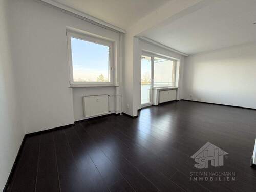 Wohnzimmer mit Zugang zum Balkon - 