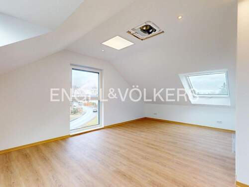 lichtdurchflutetes Zimmer im DG .. - 