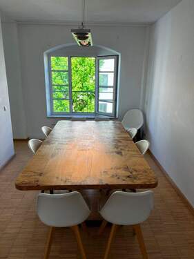 Hochwertiger Holztisch im offenen Meetingraum - 