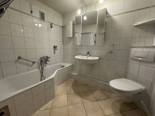 Badezimmer - 3 Zimmer Etagenwohnung zur Miete in Lübeck
