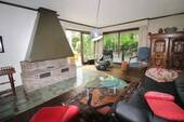 Wohnbereich mit offenem Kamin - 5 Zimmer Bungalow zum Kaufen in Königsbrunn