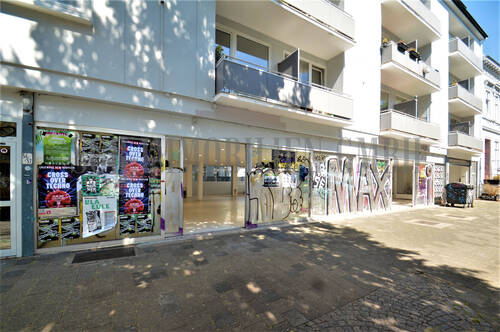 Außenansicht der großzügigen Glasfront - 