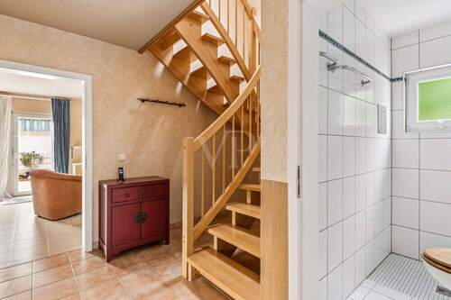 Flur und Gästedusche - Einfamilienhaus mit 112,30 m&sup2; in Biebelnheim zum Kaufen