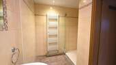...mit bodentiefer Dusche - 