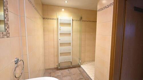 ...mit bodentiefer Dusche - 