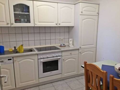 innenliegende Küche mit Durchreiche zum Wohnzimmer - 