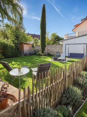 Helles Gartenparadies mit Terrasse.jpg - VIEL PLATZ & RUHIGE LAGE: ZWEIFAMILIENHAUS IN RÜCKERSDORF