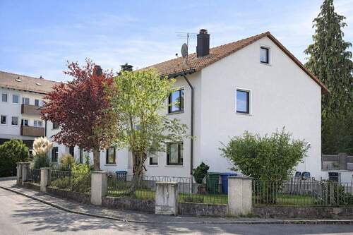 Weißes Haus in Vorstadtidylle.jpg - Doppelhaushälfte mit 135,00 m&sup2; in Rückersdorf zum Kaufen