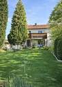 Hinterhof mit Nebengebäude und Garten.jpg - 