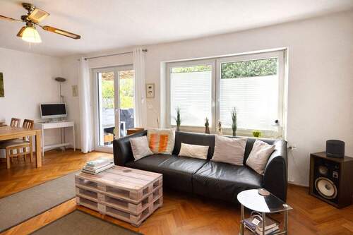 Helles Wohnzimmer mit Sicht auf Terrasse.jpg - 