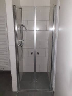 Bad mit Wanne + Dusche - 