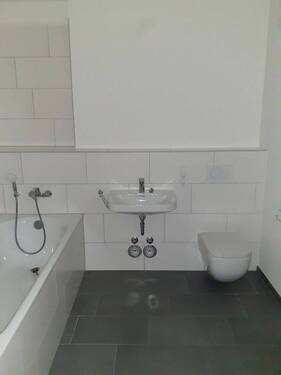 Bad mit Wanne + Dusche - 