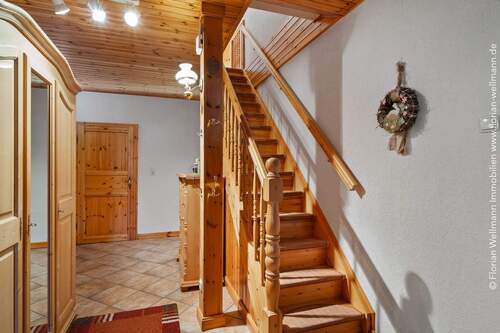 Diele (15,15m²) mit Echtholztreppe und Zugang zur Küche sowie drei weiteren Wohnräumen. - Einfamilienhaus mit 263,00 m² in Oyten zum Kaufen