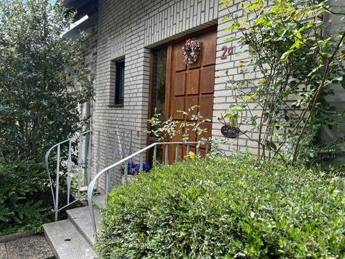 Hauseingang (Bild aus 2023) - 