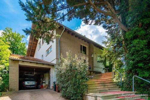 Hauszugang und Garage - 8 Zimmer Einfamilienhaus in Eppingen