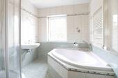 Badezimmer mit Dusche & Wanne OG - 