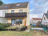 Rückwärtige Ansicht mit Terrasse - 4 Zimmer Doppelhaushälfte in Fürth